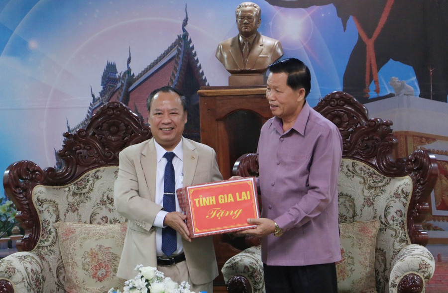 Phó Bí thư Thường trực Tỉnh ủy, Trưởng đoàn đại biểu Quốc hội tỉnh Gia Lai Châu Ngọc Tuấn (bìa trái) tặng quà và chúc Tết lãnh đạo tỉnh Attapeu. Ảnh: Q.T Phó Bí thư Thường trực Tỉnh ủy, Trưởng đoàn đại biểu Quốc hội tỉnh Gia Lai Châu Ngọc Tuấn (bìa trái) tặng quà và chúc Tết lãnh đạo tỉnh Attapeu. Ảnh: Q.T