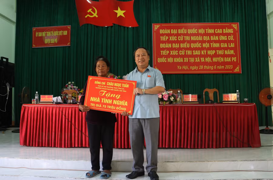 Cá nhân đồng chí Châu Ngọc Tuấn tặng 1 căn nhà Tình nghĩa trị giá 75 triệu đồng cho hộ gia đình chính sách bà Đinh Thị Đuênh. Ảnh: Quang Tấn