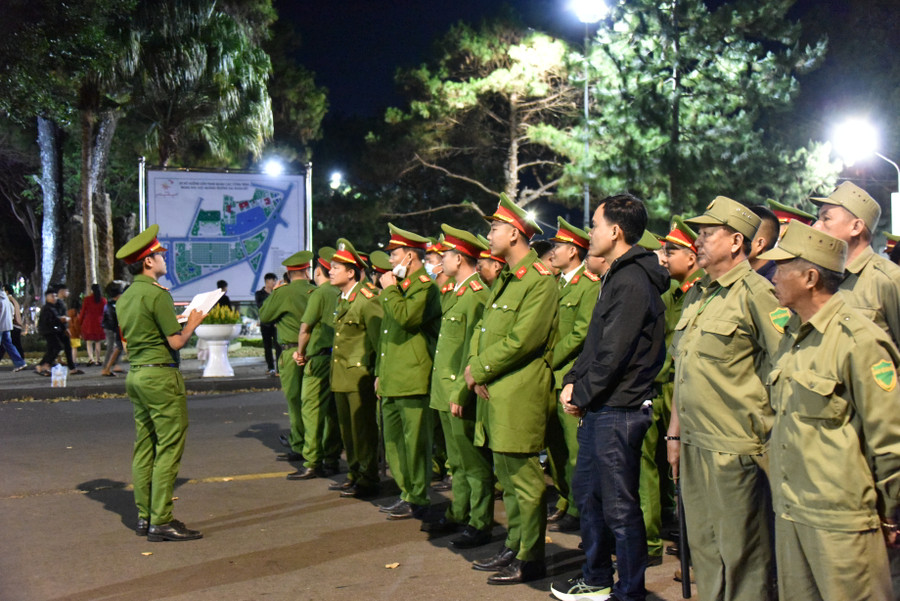 Lực lượng chức năng sẵn sàng đảm bảo an ninh trật tự tại chương trình. Ảnh: Đức Thụy