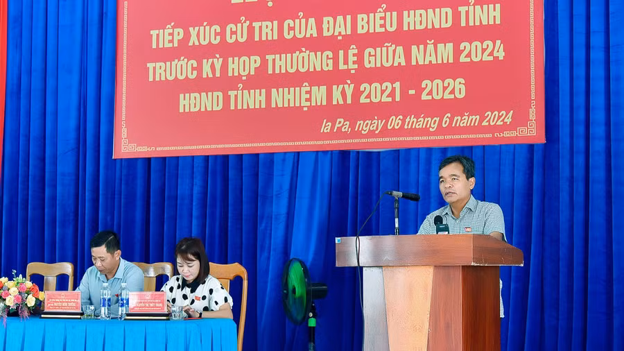 Ủy viên Ban Chấp hành Trung ương Đảng, Bí thư Tỉnh ủy, Chủ tịch HĐND tỉnh Hồ Văn Niên phát biểu tại buổi tiếp xúc cử tri. Ảnh: Đức Thụy