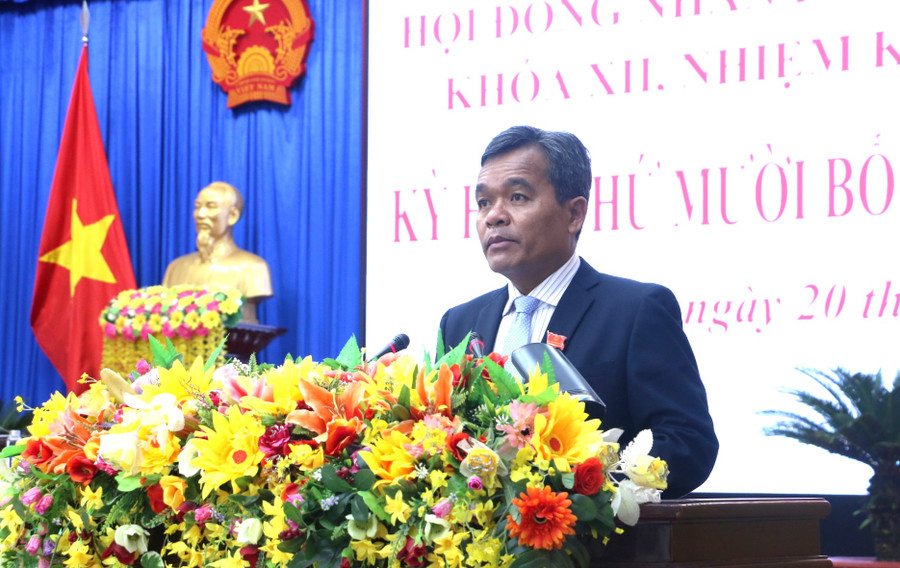 Ủy viên Ban Chấp hành Trung ương Đảng, Bí thư Tỉnh ủy, Chủ tịch HĐND tỉnh Hồ Văn Niên phát biểu bế mạc kỳ họp. Ảnh: Quang Tấn Ủy viên Ban Chấp hành Trung ương Đảng, Bí thư Tỉnh ủy, Chủ tịch HĐND tỉnh Hồ Văn Niên phát biểu bế mạc kỳ họp. Ảnh: Quang Tấn