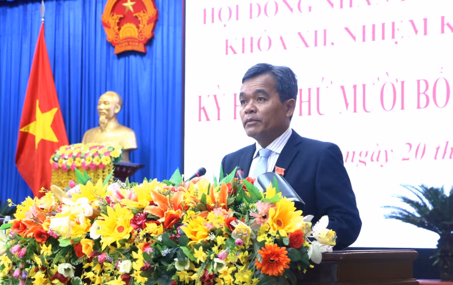 Ủy viên Ban Chấp hành Trung ương Đảng, Bí thư Tỉnh ủy, Chủ tịch HĐND tỉnh Hồ Văn Niên phát biểu bế mạc kỳ họp. Ảnh: Quang Tấn