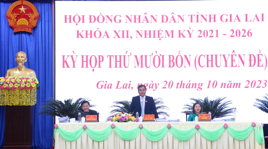 Bí thư Tỉnh ủy, Chủ tịch HĐND tỉnh Hồ Văn Niên đề nghị UBND tỉnh khẩn trương triển khai các nghị quyết của HĐND tỉnh. Ảnh: Quang Tấn Bí thư Tỉnh ủy, Chủ tịch HĐND tỉnh Hồ Văn Niên đề nghị UBND tỉnh khẩn trương triển khai các nghị quyết của HĐND tỉnh. Ảnh: Quang Tấn