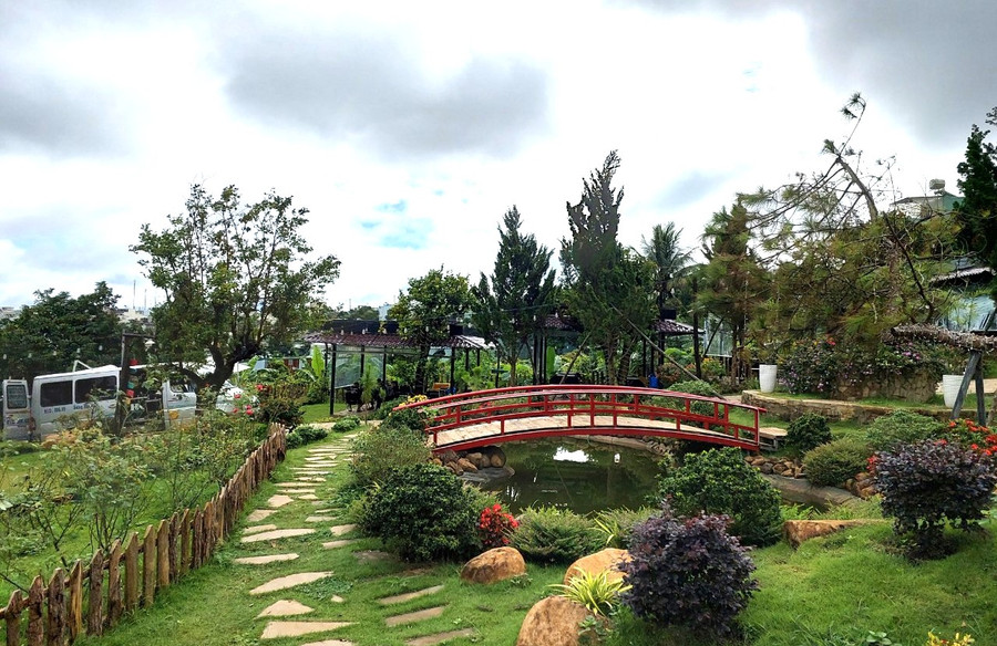 Nhiều hạng mục được xây dựng kiên cố như cầu, tiểu cảnh, lối đi bằng xi măng lát gạch, chòi làm bằng khung sắt lợp tôn. Ảnh: Quang Tấn