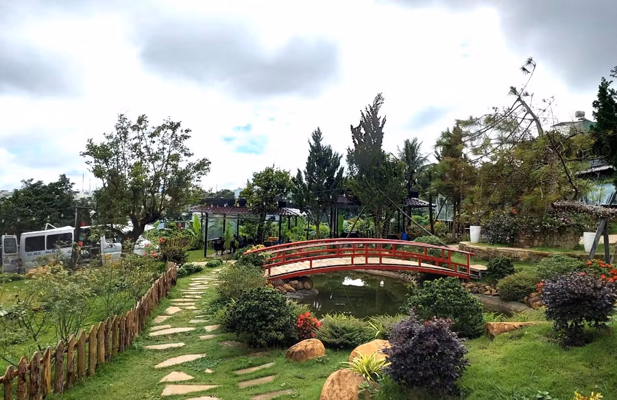 Nhiều hạng mục được xây dựng kiên cố như cầu, tiểu cảnh, lối đi bằng xi măng lát gạch, chòi làm bằng khung sắt lợp tôn. Ảnh: Quang Tấn