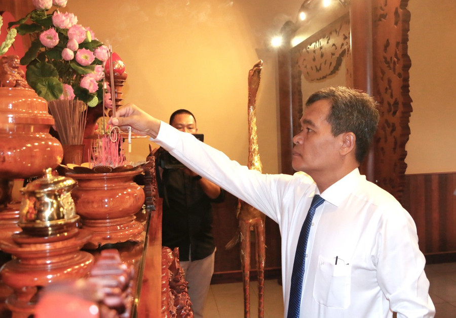 Đồng chí Hồ Văn Niên-Ủy viên Ban Chấp hành Trung ương Đảng, Bí thư Tỉnh ủy, Chủ tịch HĐND tỉnh dâng hương tại nơi thờ Bác Hồ. Ảnh: Quang Tấn