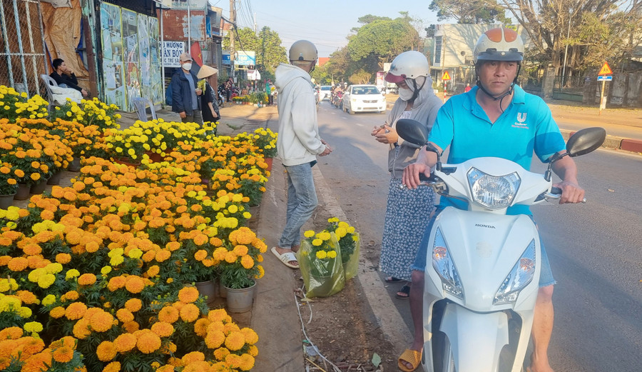 Người dân mua hoa viếng người thân. Ảnh: Hà Phương