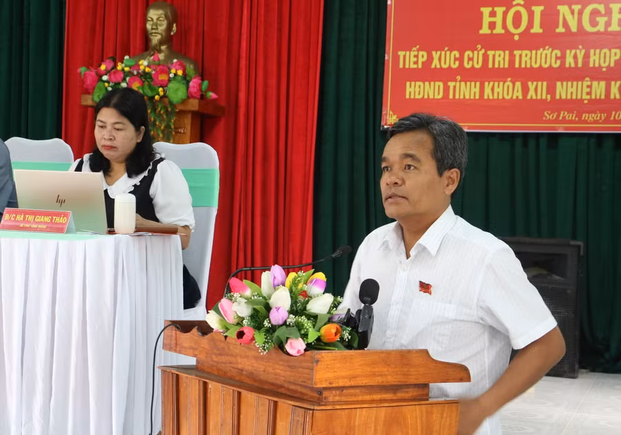 Ủy viên Ban Chấp hành Trung ương Đảng, Bí thư Tỉnh ủy, Chủ tịch HĐND tỉnh Gia Lai Hồ Văn Niên phát biểu tại buổi tiếp xúc cử tri. Ảnh: Quang Tấn