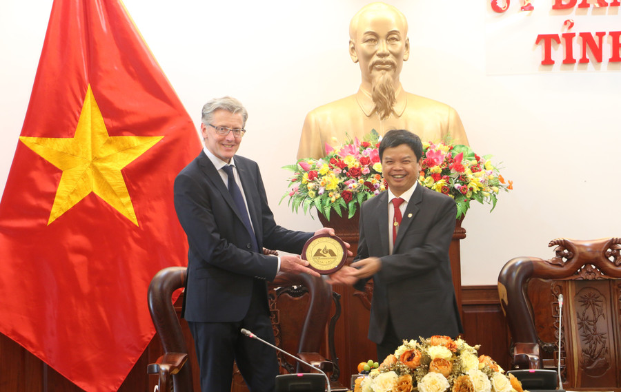 Phó Chủ tịch UBND tỉnh Nguyễn Hữu Quế (bìa phải) tặng quà lưu niệm cho ông Eric Arends-Phó Chủ tịch HĐQT, Giám đốc Tập đoàn điện gió Pondera. Ảnh: Quang Tấn Phó Chủ tịch UBND tỉnh Nguyễn Hữu Quế (bìa phải) tặng quà lưu niệm cho ông Eric Arends-Phó Chủ tịch HĐQT, Giám đốc Tập đoàn điện gió Pondera. Ảnh: Quang Tấn
