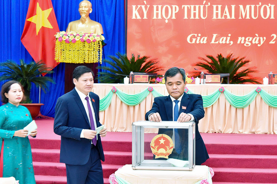 Chủ tọa kỳ họp bỏ phiếu bầu chức danh Chủ tịch UBND tỉnh khóa XII (nhiệm kỳ 2021-2026). Ảnh: ĐT