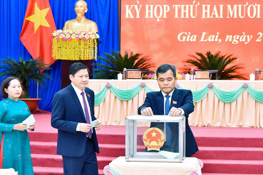 Chủ tọa kỳ họp bỏ phiếu bầu chức danh Chủ tịch UBND tỉnh khóa XII (nhiệm kỳ 2021-2026). Ảnh: ĐT