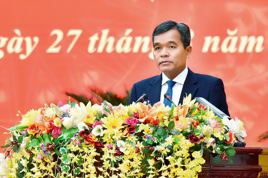 Chủ tịch HĐND tỉnh Hồ Văn Niên phát biểu chúc mừng tân Chủ tịch UBND tỉnh Rah Lan Chung. Ảnh: ĐT