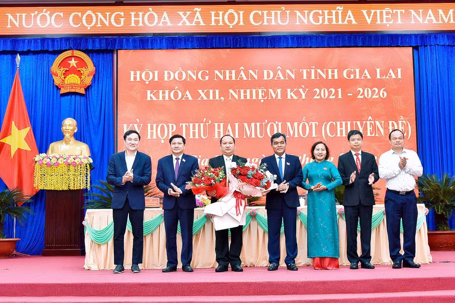 Lãnh đạo Tỉnh ủy, HĐND, UBND tỉnh tặng hoa chúc mừng tân Chủ tịch UBND tỉnh. Ảnh: ĐT