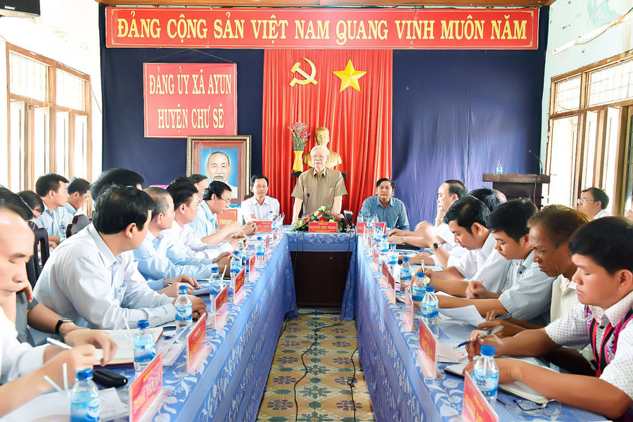Tổng Bí thư Nguyễn Phú Trọng phát biểu chỉ đạo tại buổi làm việc với hệ thống chính trị xã Ayun. Ảnh: Đức Thụy Tổng Bí thư Nguyễn Phú Trọng phát biểu chỉ đạo tại buổi làm việc với hệ thống chính trị xã Ayun. Ảnh: Đức Thụy