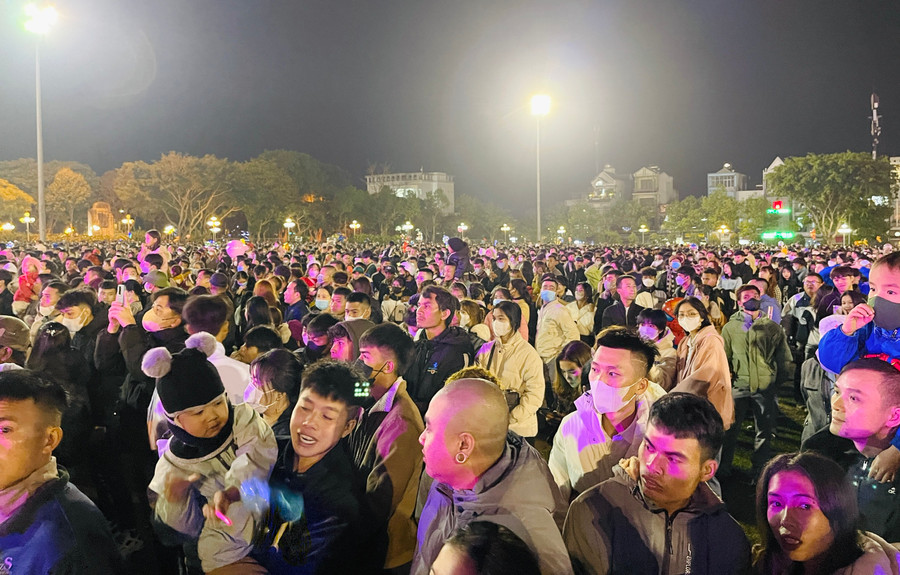 Hàng ngàn người dân theo dõi Chương trinh Lễ hội Giao thừa