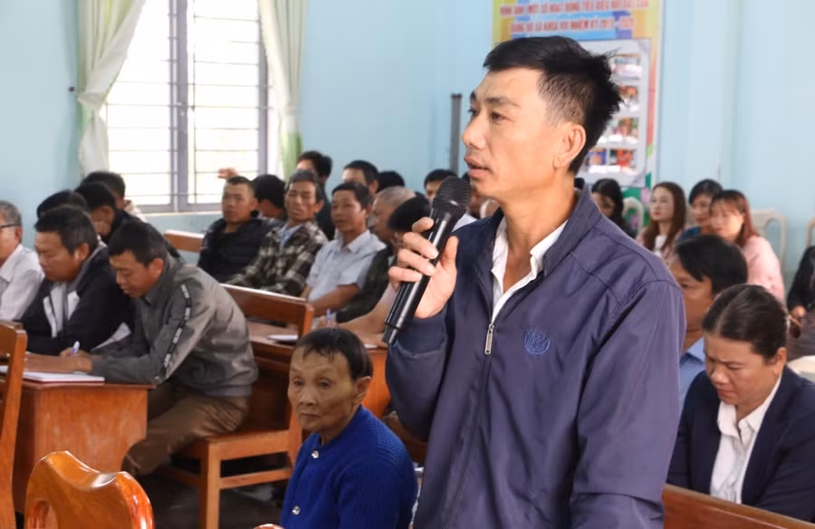 Cử tri Trần Văn Hùng (thôn 3) nêu ý kiến về tình trạng phân bón, thuốc BVTV thật, giả lẫn lộn trên thị trường. Ảnh: Quang Tấn