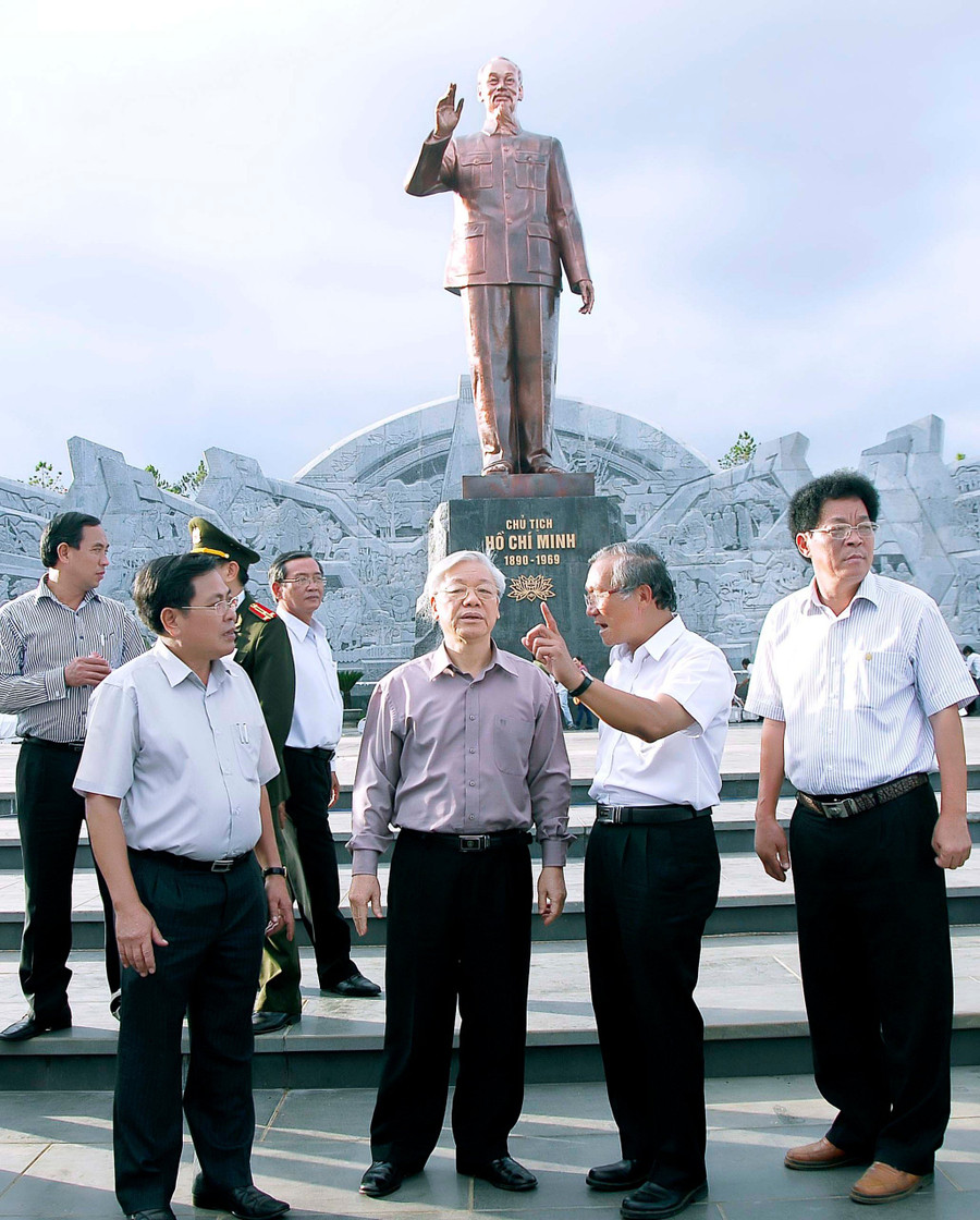 Đồng chí Hà Sơn Nhin-nguyên Bí thư Tỉnh ủy Gia Lai (bìa trái, hàng đầu) tiếp và làm việc với Tổng Bí thư Nguyễn Phú Trọng tại Quảng trường Đại Đoàn Kết (TP. Pleiku) vào cuối năm 2012. Ảnh: Đức Thụy Đồng chí Hà Sơn Nhin-nguyên Bí thư Tỉnh ủy Gia Lai (bìa trái, hàng đầu) tiếp và làm việc với Tổng Bí thư Nguyễn Phú Trọng tại Quảng trường Đại Đoàn Kết (TP. Pleiku) vào cuối năm 2012. Ảnh: Đức Thụy