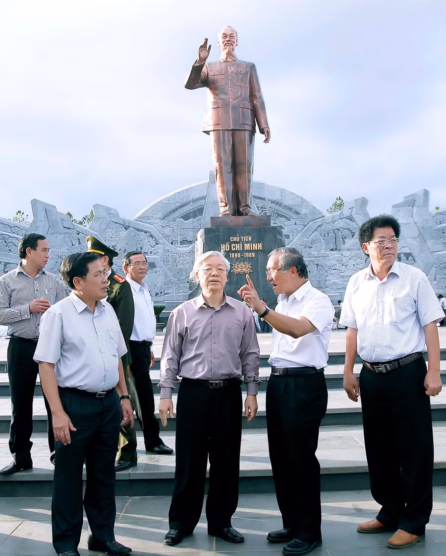 Đồng chí Hà Sơn Nhin-nguyên Bí thư Tỉnh ủy Gia Lai (bìa trái, hàng đầu) tiếp và làm việc với Tổng Bí thư Nguyễn Phú Trọng tại Quảng trường Đại Đoàn Kết (TP. Pleiku) vào cuối năm 2012. Ảnh: Đức Thụy
