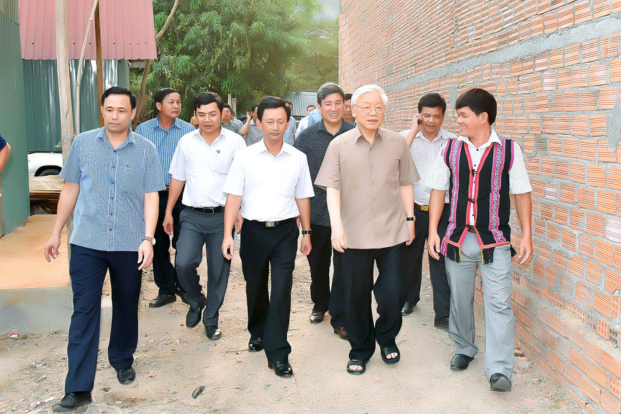 Đồng chí Siu Blí-Phó Bí thư Đảng ủy xã Ayun (ngoài cùng bên phải) trong lần đầu tiên cũng là lần cuối cùng được gặp, trò chuyện trực tiếp với Tổng Bí thư Nguyễn Phú Trọng. Ảnh: Đức Thụy Đồng chí Siu Blí-Phó Bí thư Đảng ủy xã Ayun (ngoài cùng bên phải) trong lần đầu tiên cũng là lần cuối cùng được gặp, trò chuyện trực tiếp với Tổng Bí thư Nguyễn Phú Trọng. Ảnh: Đức Thụy
