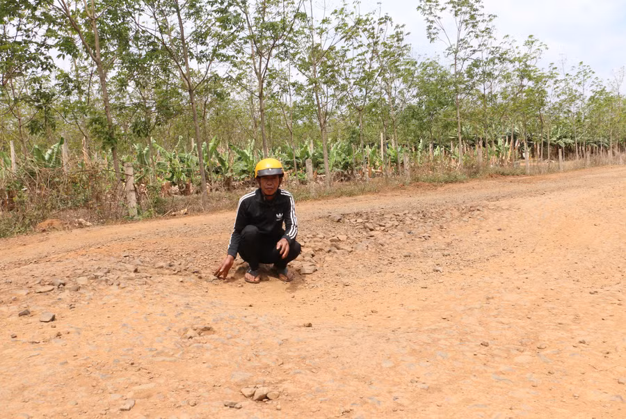 Ông Kpă Nhin cho biết, rất nhiều người bị ngã khi lưu thông trên tuyến đường này. Ảnh: Quang Tấn Ông Kpă Nhin cho biết, rất nhiều người bị ngã khi lưu thông trên tuyến đường này. Ảnh: Quang Tấn