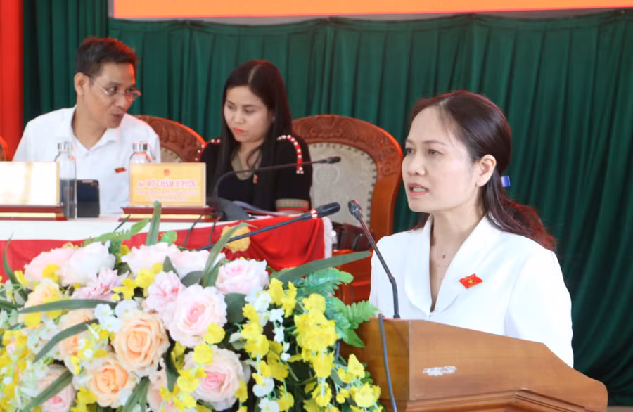 Phó Trưởng đoàn chuyên trách Đoàn đại biểu Quốc hội tỉnh Siu Hương phát biểu tại buổi tiếp xúc cử tri. Ảnh: Quang Tấn