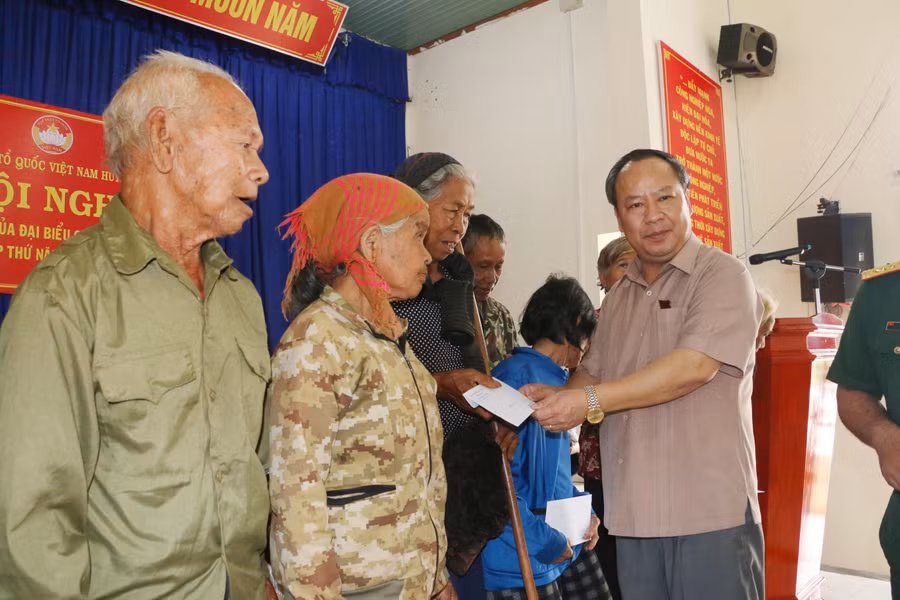 Phó Bí thư Thường trực Tỉnh ủy, Trưởng đoàn đại biểu Quốc hội tỉnh Châu Ngọc Tuấn tặng quà cho các hộ gia đình chính sách, người có công tiêu biểu trên địa bàn huyện Chư Prông. Ảnh: Quang Tấn