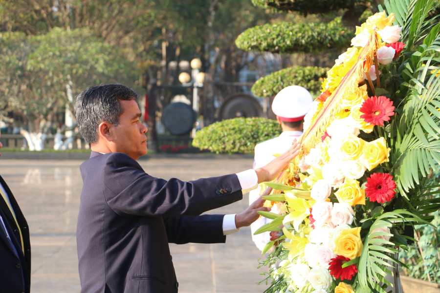 Bí thư Tỉnh ủy Hồ Văn Niên kính cẩn dâng hoa trước Tượng đài Bác Hồ với các dân tộc Tây Nguyên. Ảnh: Quang Tấn