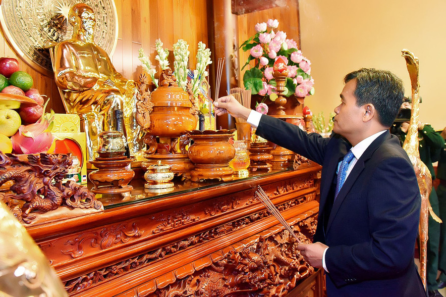 Bí thư Tỉnh ủy Hồ Văn Niên dâng hương tại nơi thờ Bác. Ảnh: Đức Thụy