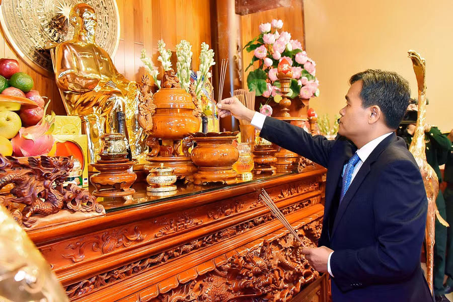 Bí thư Tỉnh ủy Hồ Văn Niên dâng hương tại nơi thờ Bác. Ảnh: Đức Thụy