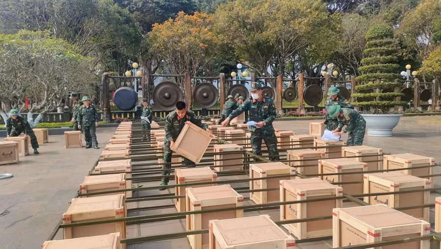 Tất cả được tiến hành cẩn thận, các cán bộ, chiến sĩ tuyệt đối tuân thủ theo nguyên tắc an toàn. Ảnh: Ngọc Duy Tất cả được tiến hành cẩn thận, các cán bộ, chiến sĩ tuyệt đối tuân thủ theo nguyên tắc an toàn. Ảnh: Ngọc Duy