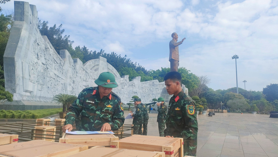 Trận địa pháo hoa do các cán bộ, chiến sĩ Bộ Chỉ huy Quân sự tỉnh đảm nhiệm. Ảnh: Ngọc Duy