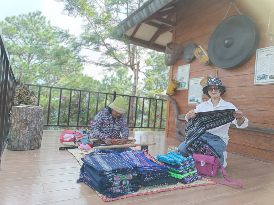 Ngoài ra trên đỉnh Langbiang cũng có những cửa hàng bán đồ lưu niệm đậm chất đặc trưng. Ảnh: Quang Tấn