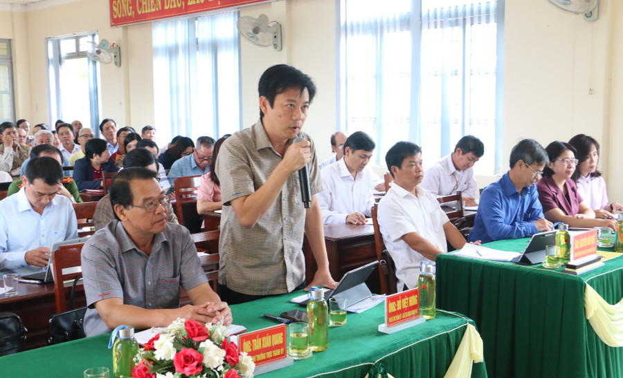 Chủ tịch UBND TP. Pleiku Đỗ Việt Hưng giải trình, làm rõ một số vấn đề thuộc thẩm quyền mà cử tri nêu. Ảnh: Quang Tấn Chủ tịch UBND TP. Pleiku Đỗ Việt Hưng giải trình, làm rõ một số vấn đề thuộc thẩm quyền mà cử tri nêu. Ảnh: Quang Tấn