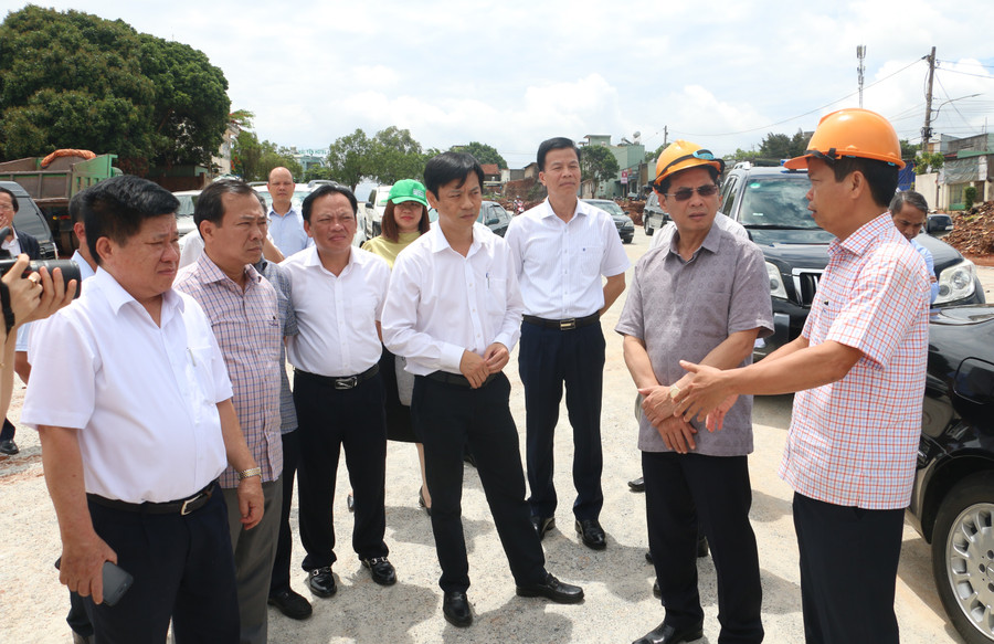 Bộ trưởng Bộ Ngoại giao Bùi Thanh Sơn (thứ 2 từ phải sang) cùng đoàn công tác của Chính phủ kiểm tra thực tế tiến độ thực hiện Dự án đường Nguyễn Văn Linh. Ảnh: Quang Tấn Bộ trưởng Bộ Ngoại giao Bùi Thanh Sơn (thứ 2 từ phải sang) cùng đoàn công tác của Chính phủ kiểm tra thực tế tiến độ thực hiện Dự án đường Nguyễn Văn Linh. Ảnh: Quang Tấn