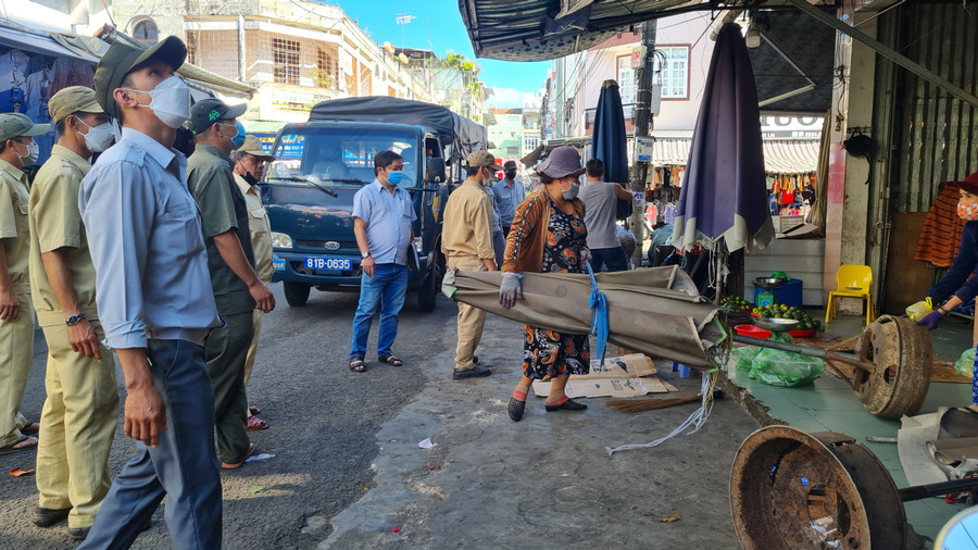 Xử lý nghiêm các trường hợp tái lấn chiếm lòng lề đường, vỉa hè để kinh doanh, mua bán. Ảnh: Quang Tấn