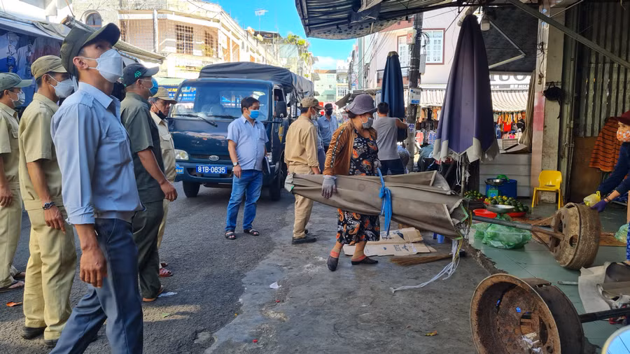 Xử lý nghiêm các trường hợp tái lấn chiếm lòng lề đường, vỉa hè để kinh doanh, mua bán. Ảnh: Quang Tấn