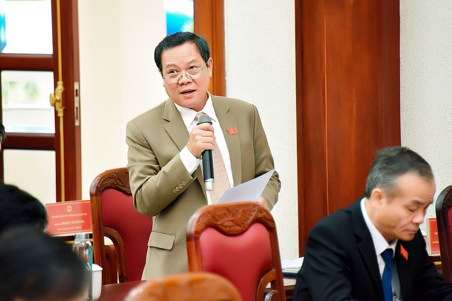 Đại biểu Nguyễn Đình Phương-Trưởng ban Kinh tế-Ngân sách HĐND tỉnh chất vấn về vấn đề đất san lấp. Ảnh: Đức Thụy