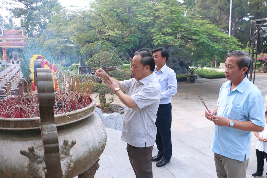 Phó Bí thư Thường trực Tỉnh ủy, Trưởng đoàn đại biểu Quốc hội tỉnh Châu Ngọc Tuấn thành kính thắp nén hương lên Tượng đài trung tâm để tưởng nhớ các anh hùng liệt sĩ. Ảnh: Quang Tấn