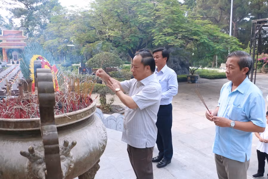 Phó Bí thư Thường trực Tỉnh ủy, Trưởng đoàn đại biểu Quốc hội tỉnh Châu Ngọc Tuấn thành kính thắp nén hương lên Tượng đài trung tâm để tưởng nhớ các anh hùng liệt sĩ. Ảnh: Quang Tấn