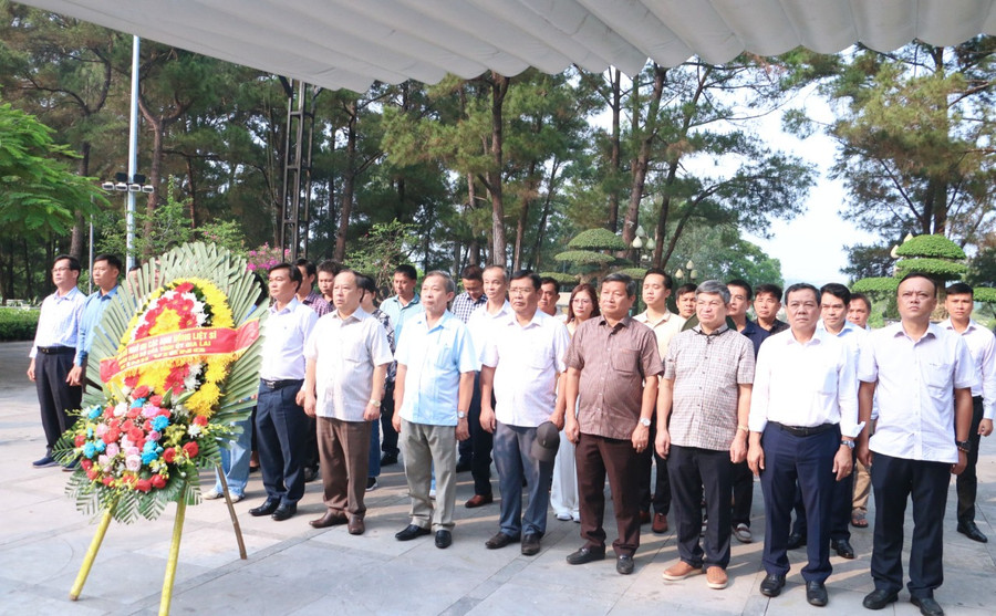 Phó Bí thư Thường trực Tỉnh ủy, Trưởng đoàn đại biểu Quốc hội tỉnh Châu Ngọc Tuấn và các đồng chí lãnh đạo tỉnh Gia Lai và Quảng Trị thành kính dâng hoa tưởng nhớ các anh hùng liệt sĩ. Ảnh: Quang Tấn