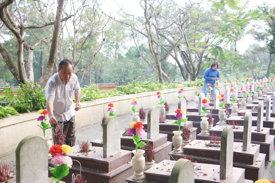 Phó Bí thư Thường trực Tỉnh ủy, Trưởng đoàn đại biểu Quốc hội tỉnh Gia Lai Châu Ngọc Tuấn (bìa trái) thắp nén hương lên phần mộ các liệt sĩ. Ảnh: Quang Tấn