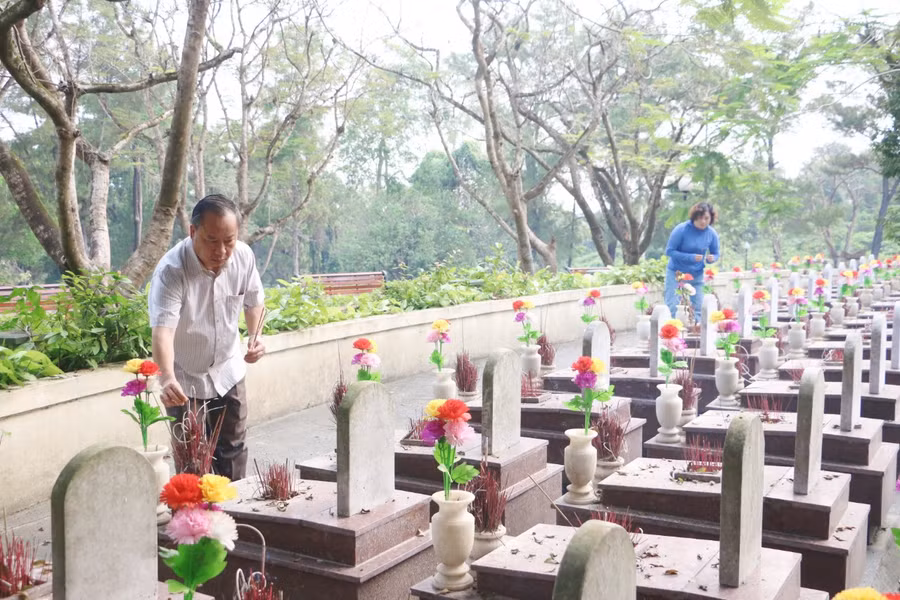 Phó Bí thư Thường trực Tỉnh ủy, Trưởng đoàn đại biểu Quốc hội tỉnh Gia Lai Châu Ngọc Tuấn (bìa trái) thắp nén hương lên phần mộ các liệt sĩ. Ảnh: Quang Tấn