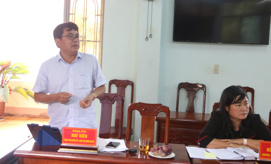 Chủ tịch UBND huyện Chư Păh Nay Kiên phát biểu tại buổi khảo sát. Ảnh: Quang Tấn