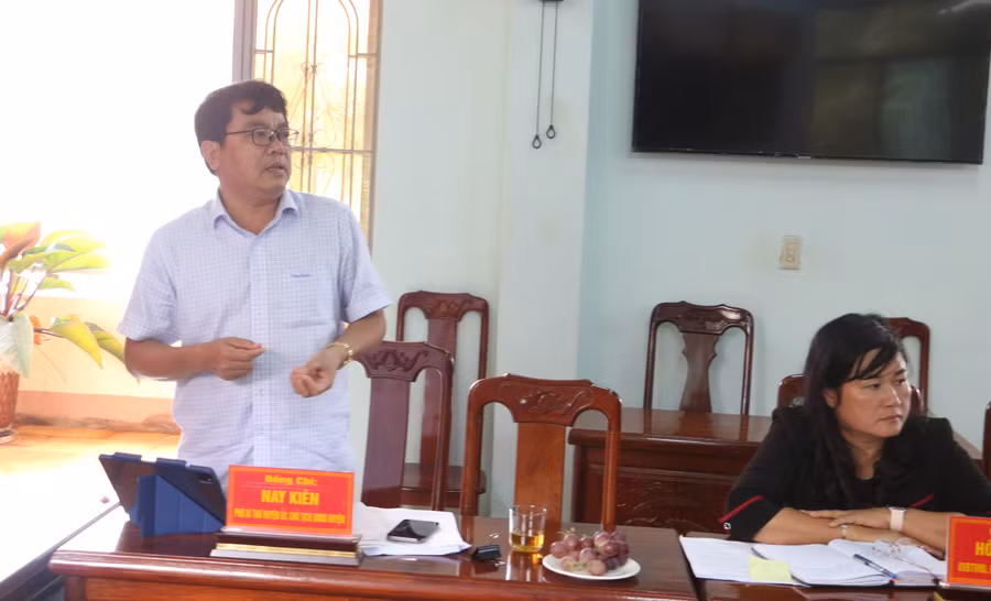Chủ tịch UBND huyện Chư Păh Nay Kiên phát biểu tại buổi khảo sát. Ảnh: Quang Tấn