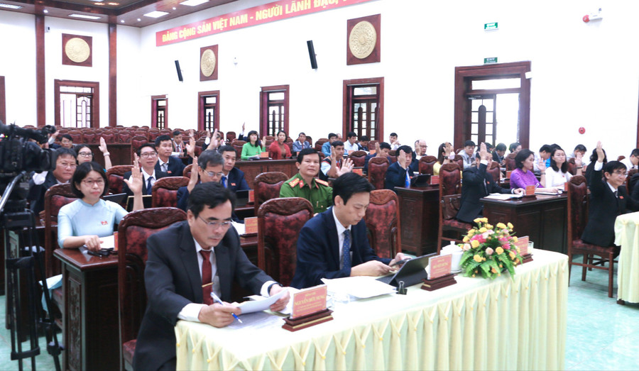 Các đại biểu biểu quyết thông qua 20 Nghị quyết quan trọng. Ảnh: Quang Tấn Các đại biểu biểu quyết thông qua 20 Nghị quyết quan trọng. Ảnh: Quang Tấn