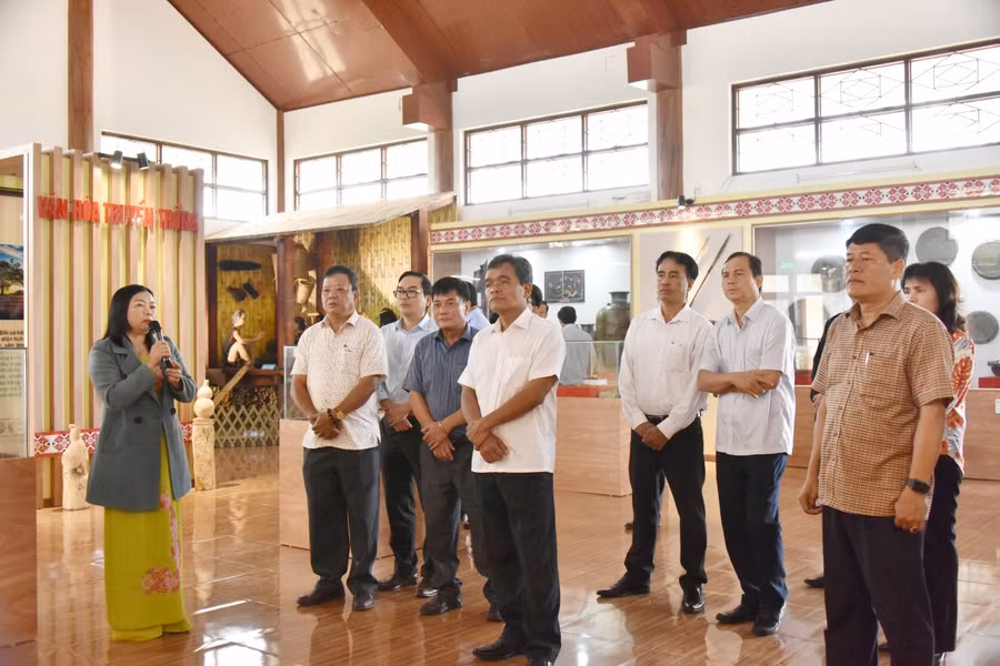 Đoàn công tác tham quan Khu lưu niệm Anh hùng Wừu. Ảnh: Đức Thụy