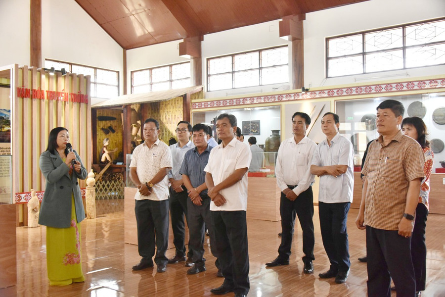 Đoàn công tác tham quan Khu lưu niệm Anh hùng Wừu. Ảnh: Đức Thụy Đoàn công tác tham quan Khu lưu niệm Anh hùng Wừu. Ảnh: Đức Thụy