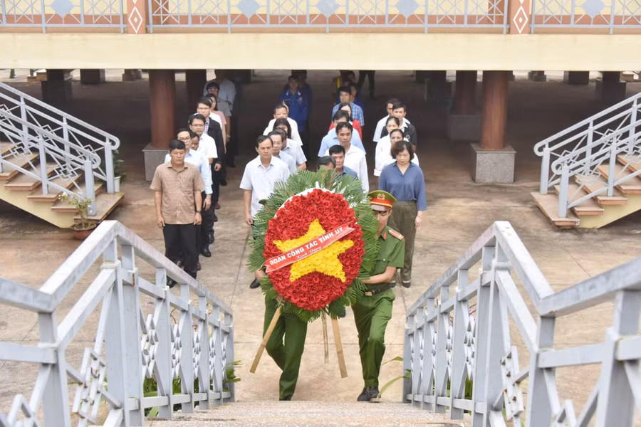 Đoàn công tác dâng hoa tại Khu lưu niệm Anh hùng Wừu. Ảnh: Đức Thụy