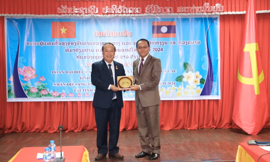 Phó Bí thư Thường trực Tỉnh ủy Gia Lai Châu Ngọc Tuấn (bìa trái) tặng biểu tượng của tỉnh Gia Lai cho Bí thư Tỉnh ủy, Tỉnh trưởng tỉnh Sekong. Ảnh: Q.T