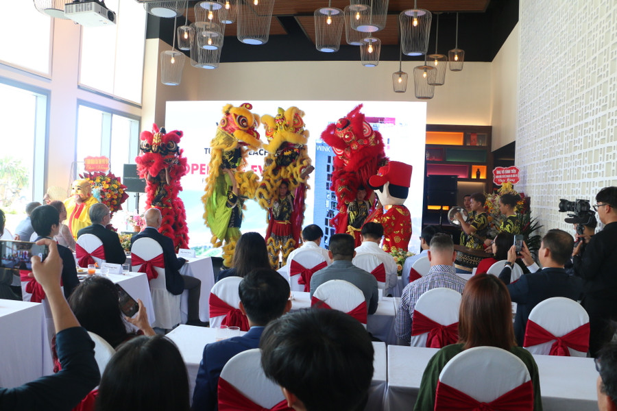 Múa lân mừng khai trương. Ảnh: Quang Tấn